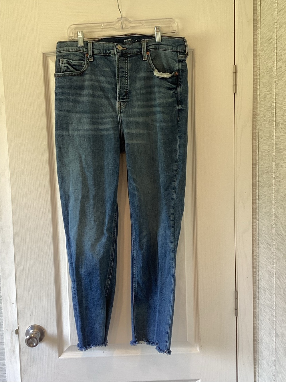 Old Navy Women's Skinny Blue Jeans with Raw Hem 14 EUC